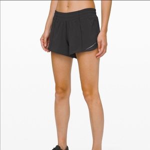 Lululemon shorty Hot Short 4” LR